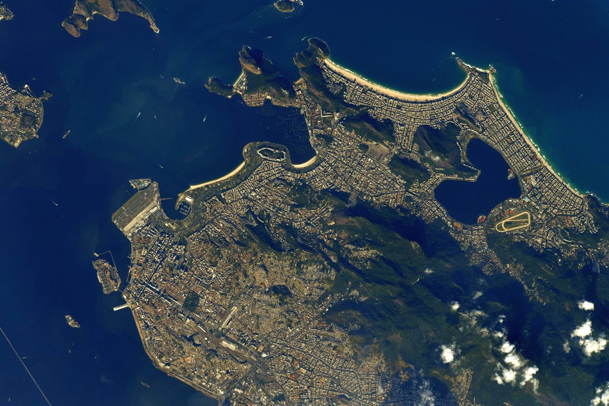 Thom_astro's tweet photo. Rio de Janeiro en majesté 🤩 Sur la même photo : le Maracana, le Christ Rédempteur, le Sambodrome, le Pain de Sucre et les plages mythiques Copacabana et Ipanema 🏖️ 💃 ☀️ 🕺 On devine les favelas à leurs rues sinueuses sur les hauteurs 🇧🇷 #cidademaravilhosa #cariocando https://t.co/wAqFZg2Xb3