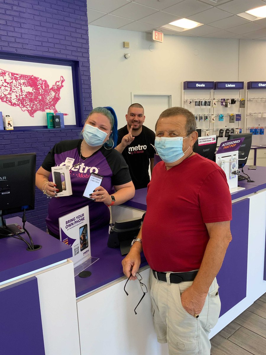 Word around town is that customers want 5G and @MetroByTMobile is giving it 👀 Another switcher from Boost here in downtown Hollywood! #5GForAll @KatyaRaskin @TonyCBerger