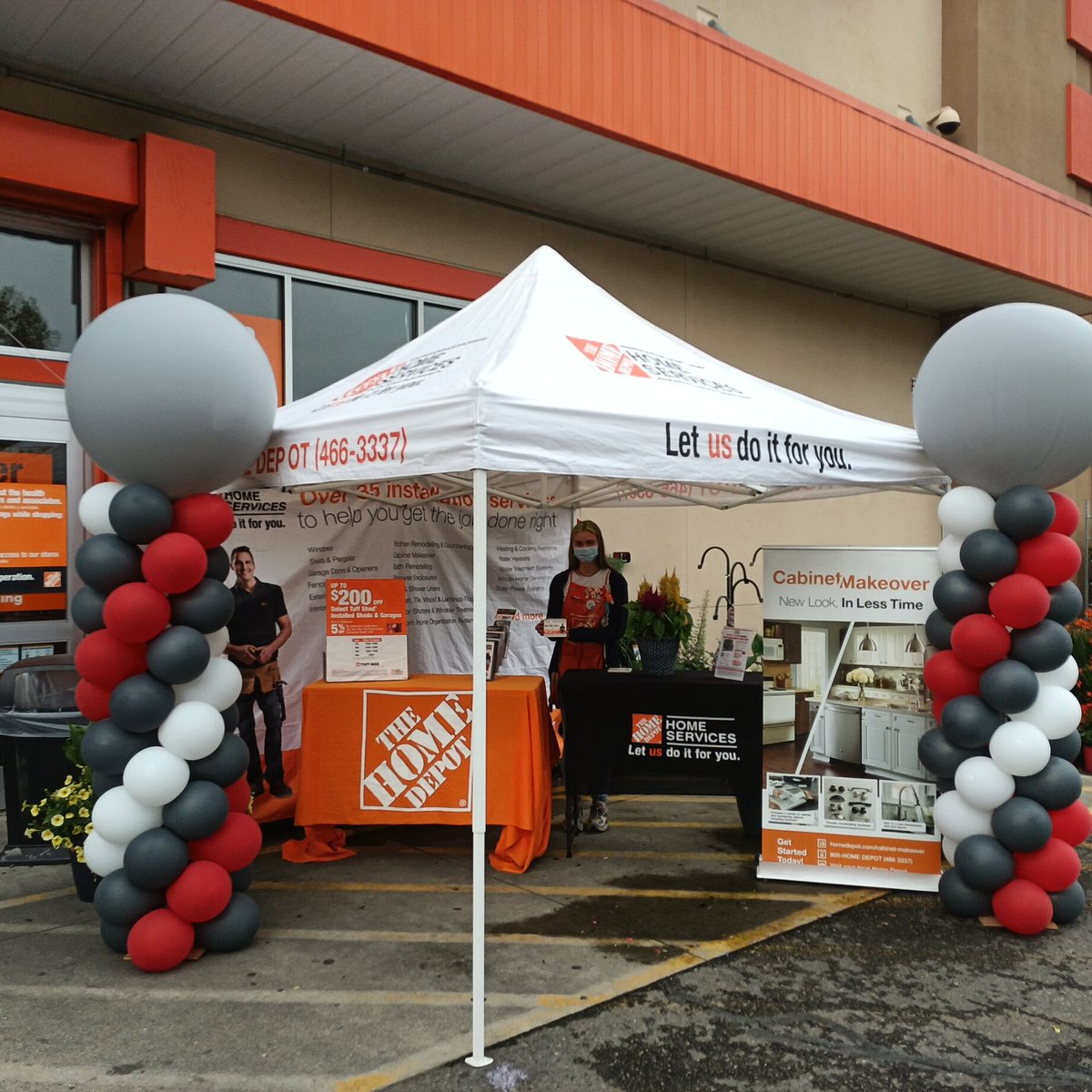 Don't let the grey weather stop you from starting your projects! Here at West Seattle we will do it for you! Maddie is out here letting people know about the benefits of our services and helping weatherproof the business! <a href="/RealJayPeee/">Jon Peters</a> @Ken_D19DM <a href="/TimGudasTHD/">Tim Gudas</a> <a href="/bdarrinTHD/">Blake Darrin</a>