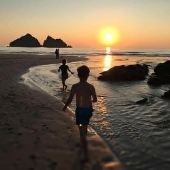 AdventureC's tweet image. Adventure Time with the kids... a run across the shoreline at sunset on Holywell Bay. Not every adventure has to be big and costly, sometimes it's the little things that matter the most. 

📸: Elena Burns via Beautiful Walks In Cornwall.

#adventurecornwall #holywellbay #family