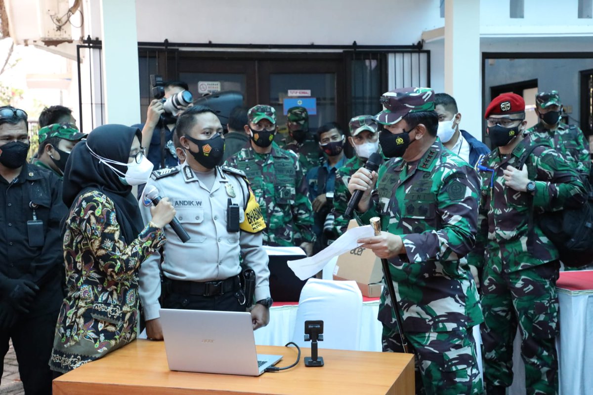 Puspen_TNI's tweet photo. Panglima @TjahjantoHadi meninjau kesiapan petugas dalam penyiapan dan pengoperasian aplikasi "Silacak" di beberapa Puskesmas yang ada di Kabupaten Sidoarjo dan Kabupaten Malang, Jawa Timur, Sabtu (31/7/2021).
#tni #p5tni #tracerdigital #silacak #inarisk https://t.co/27JQhu2Pxy