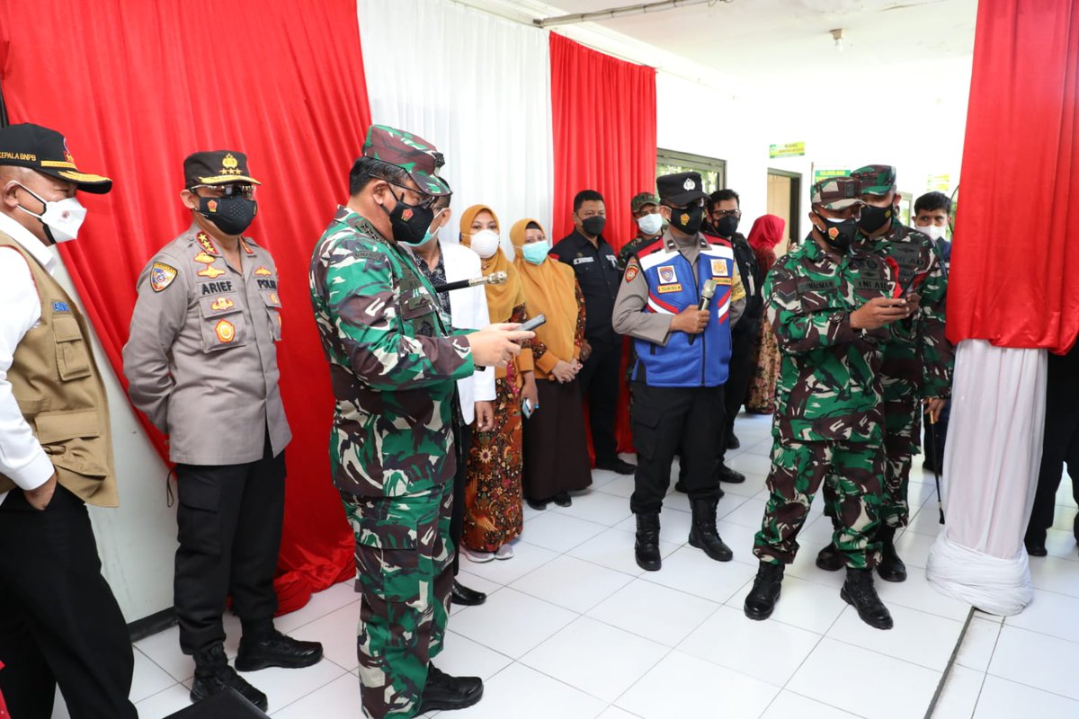 Puspen_TNI's tweet photo. Panglima @TjahjantoHadi meninjau kesiapan petugas dalam penyiapan dan pengoperasian aplikasi "Silacak" di beberapa Puskesmas yang ada di Kabupaten Sidoarjo dan Kabupaten Malang, Jawa Timur, Sabtu (31/7/2021).
#tni #p5tni #tracerdigital #silacak #inarisk https://t.co/27JQhu2Pxy