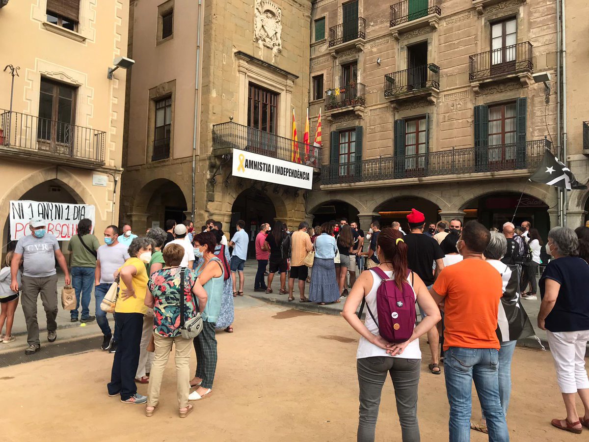 ANC_Vic's tweet photo. Ni 8 anys, ni 1!
“No puc anar-me’n a casa i acceptar aquest any de condemna!”
@PoLSeReNa_RiUs absolució ✊🏼
Organitzem-nos perquè no hi hagi cap persona que estigui sola!
#AmbElCapBenAlt
#independència #LluitemiGuanyem https://t.co/VCcOX5Ac5z