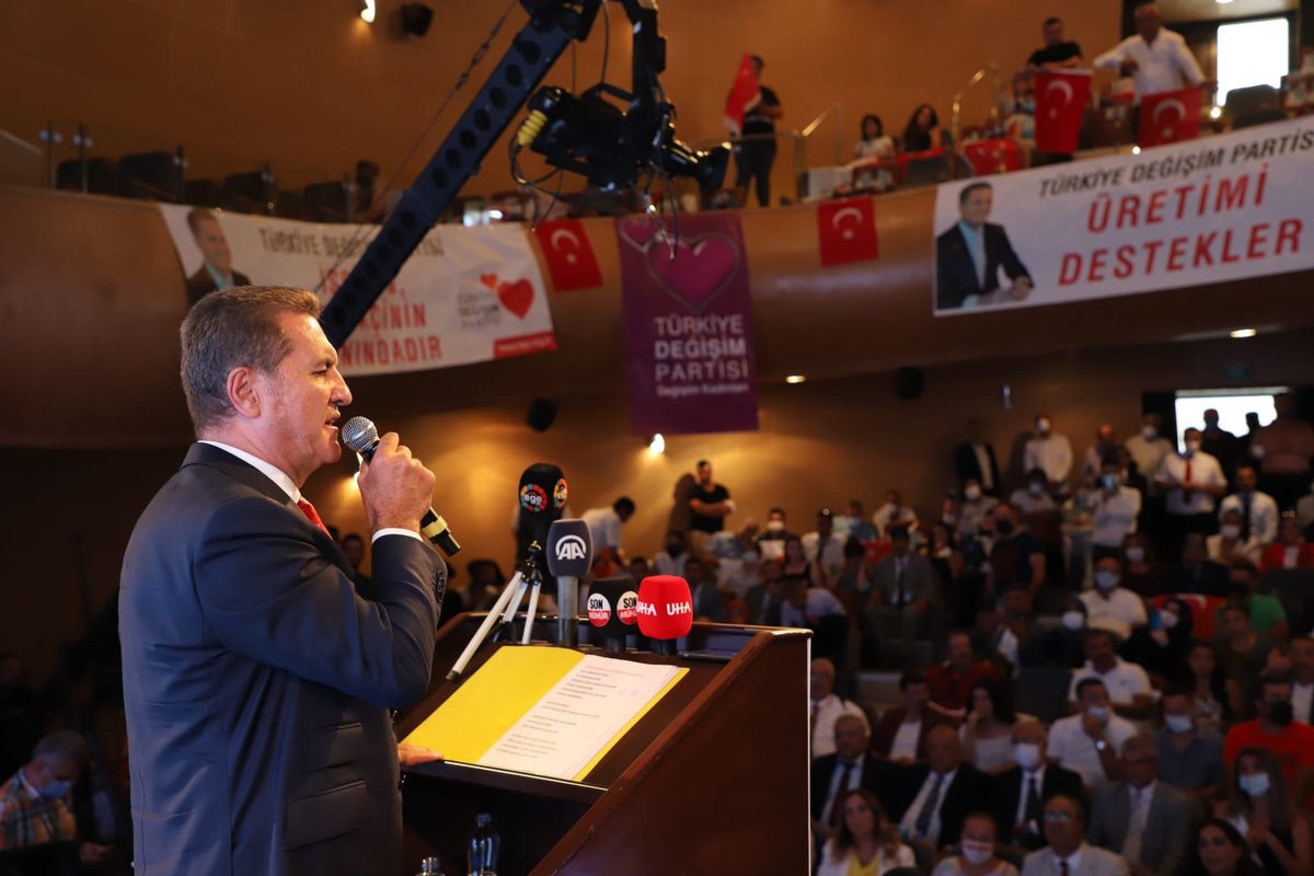 İzmir’de Türkiye’nin sorunlarını anlattık. 

Artık göç, bu ülkeden göçmeli, AB kapısından geçme vakti gelmeli ve bu ülke adına başkalarının karar verme dönemi bitmeli.

Sözün bittiği yerde söz olmaya, İktidarın da anahtarını almaya geldik.