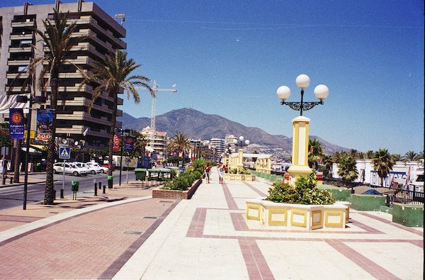 YuBoFli's tweet photo. La primera fotografía es como la parte del paseo marítimo del puerto de Fuengirola siempre lo conocí, no sé desde qué fecha, pero era una hermosa estérica mediterránea con flores.
La segunda es como está hoy en día debido a las recientes remodelaciones.

¡¿POR QUÉ?! 😢 https://t.co/GccziRNTvN