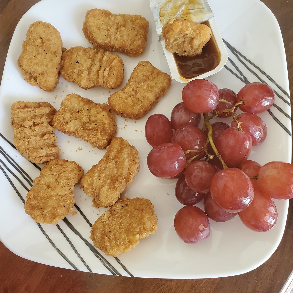 GetDatQweeta's tweet image. bout 2 #eat me a #balanced #healthy #lunch of 10 piece #chickennuggets 🍗 wit #sweetandsour #sauce &amp;amp; #fresh #grapes 🍇 #yum #yummy #food #cooking #fitness #weekendvibes #love #trending #mood #vibes 💖