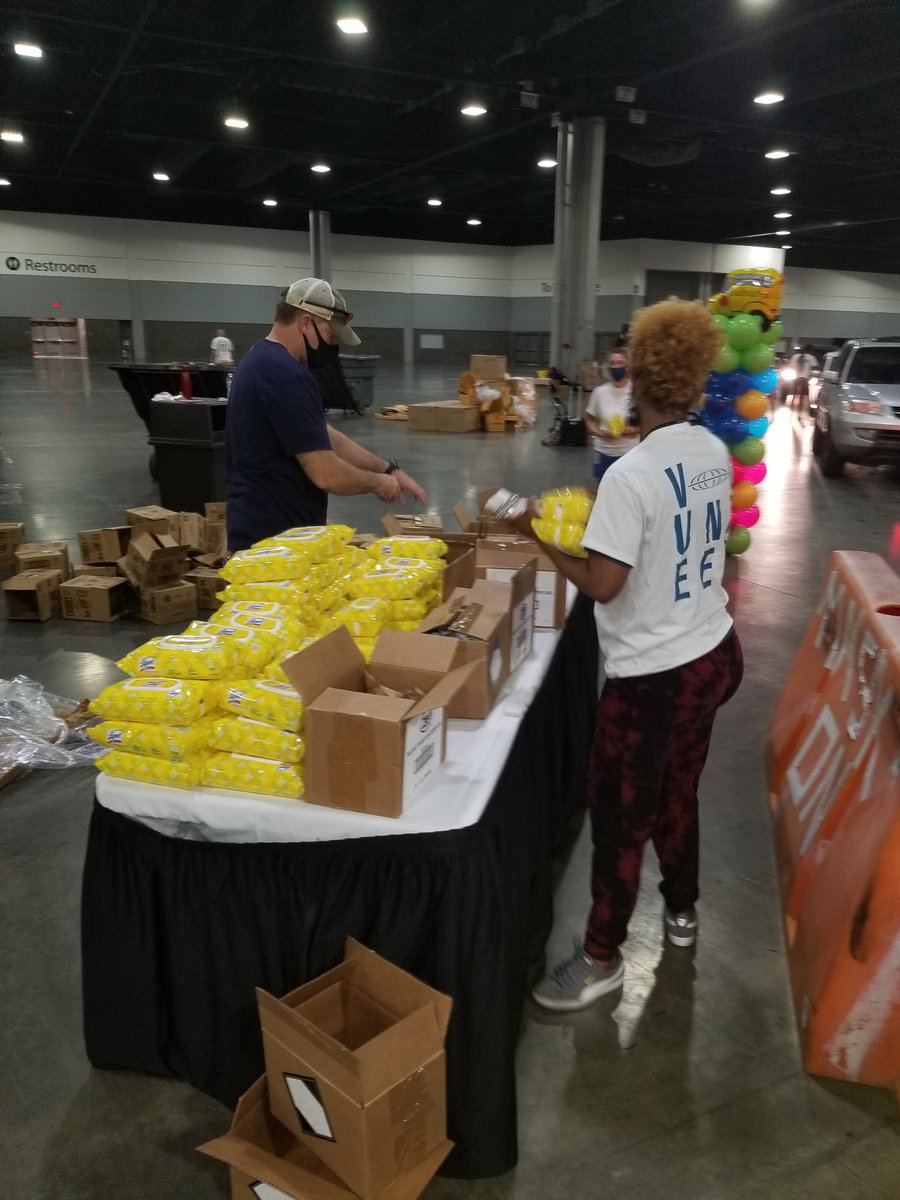 JSevilla_24's tweet photo. Team Authority @GWCC_ATL
Rolled up our sleeves to support @apsupdate for #APSBash. Hundreds of families received school supplies, health & safety kits, food + to prep for back to school.
#BetterCommunities #APSBacktoSchoolBash
#GWCCGivesBack https://t.co/uAvOFCK1AC
