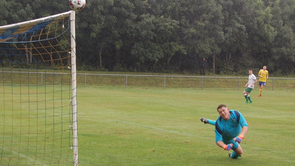ThorntonHibsFC's tweet photo. ⛔ NO ENTRY ⛔
Goalkeeper Jordan Millar and his defence recorded a second consecutive clean sheet. This save in the first-half was pretty special. https://t.co/8xBAkzg7wZ