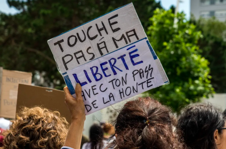 franceinter's tweet photo. Plus de 200.000 manifestants ce samedi dans toute la France : les rassemblements contre le pass sanitaire gagnent de l'ampleur
https://t.co/JUfk04w3i2 https://t.co/lGD61Nsyys