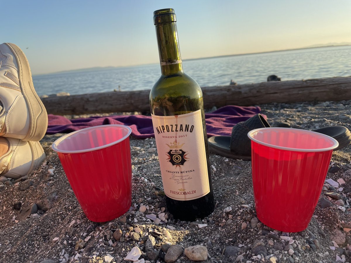 fransenfin's tweet image. Not a bad way to kill a Friday evening #redsolocups #classy 😂😂