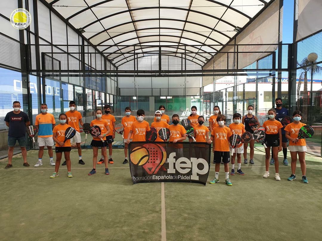 c_barrau's tweet photo. Jornada de tecnificación @padelfederacion @fexpadel 

Gracias a todos los chicos y al equipo técnico!!!Gran trabajo💪👏
Seguimos @JuliaDiaz03 #Guti @DiazGarciaJesus 
@babolatpadel @Solextrem @GoldPointAcadem #Zenet https://t.co/bHAicmg9YN
