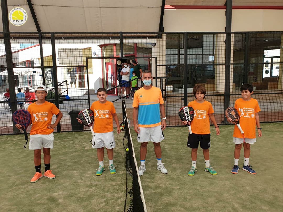 c_barrau's tweet photo. Jornada de tecnificación @padelfederacion @fexpadel 

Gracias a todos los chicos y al equipo técnico!!!Gran trabajo💪👏
Seguimos @JuliaDiaz03 #Guti @DiazGarciaJesus 
@babolatpadel @Solextrem @GoldPointAcadem #Zenet https://t.co/bHAicmg9YN
