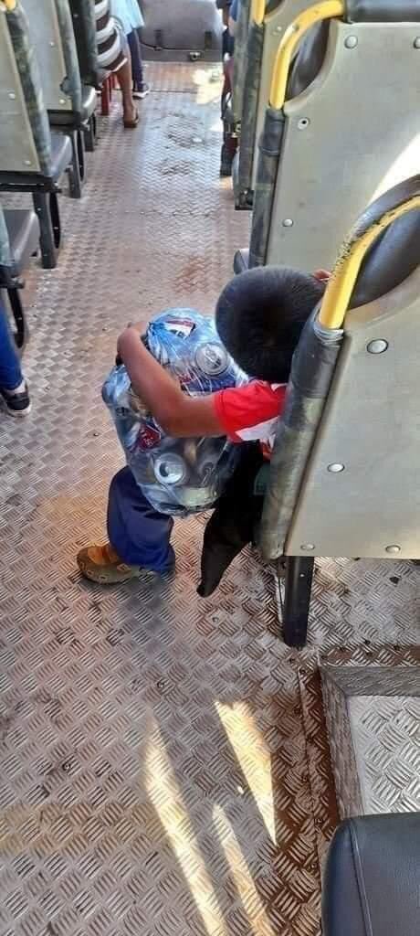 menorbolado3357's tweet photo. A vida não é igual para todos, agradeça a sua pelo que você tem. https://t.co/KlyCMWfhSU