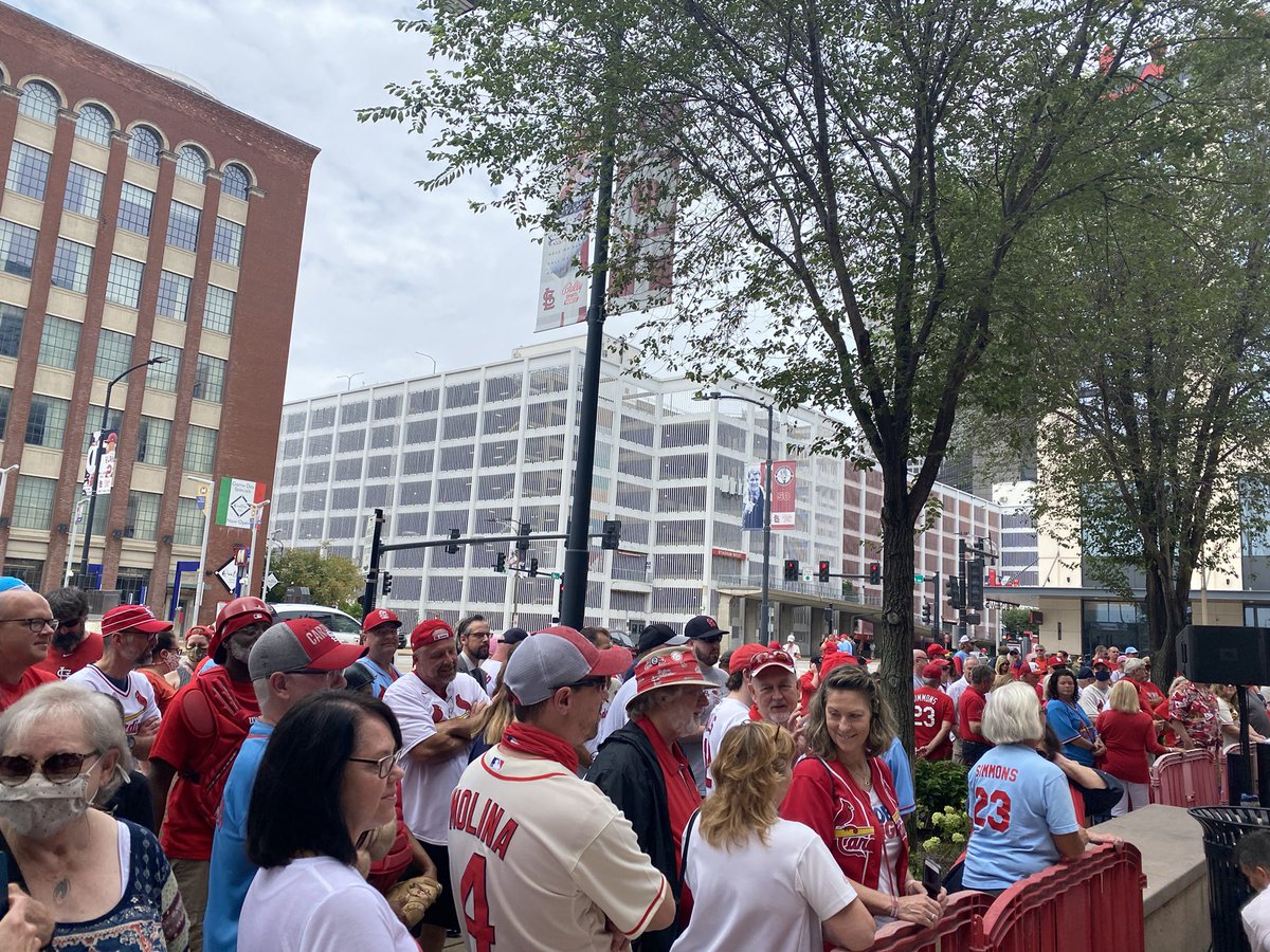 hochman's tweet photo. Catcher Ted Simmons being honored today in St. Louis - statue unveiling and number retiring. The fans are out! https://t.co/iU3lQ5Isee