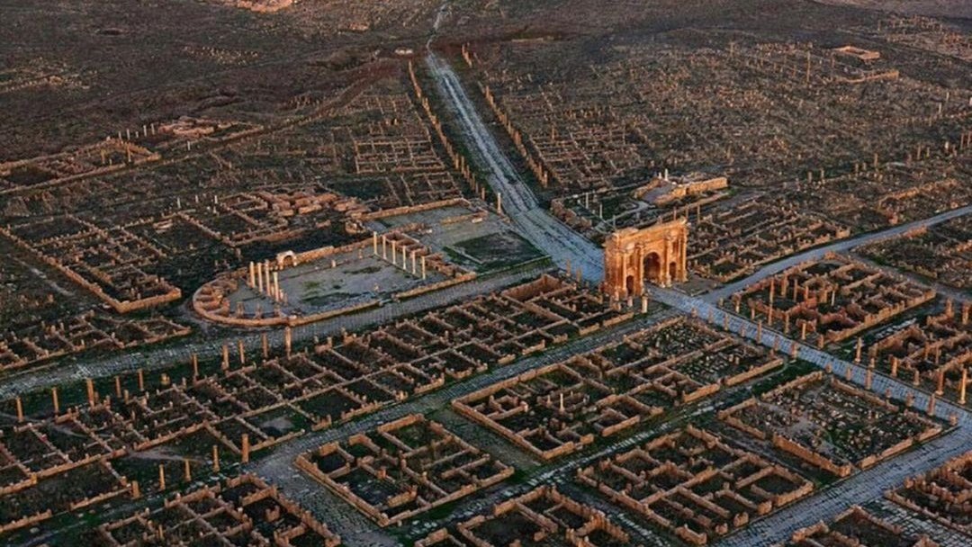 ItsMaissaD's tweet photo. A moment to appreciate Algeria, I'll leave you this link to a documentary titled " Algeria view from the sky " where you can see the diversity and the beauty of Algeria from the coast to the desert ❤️ Enjoy 
https://t.co/PlEA8S151u https://t.co/Ajk7WSTcwt