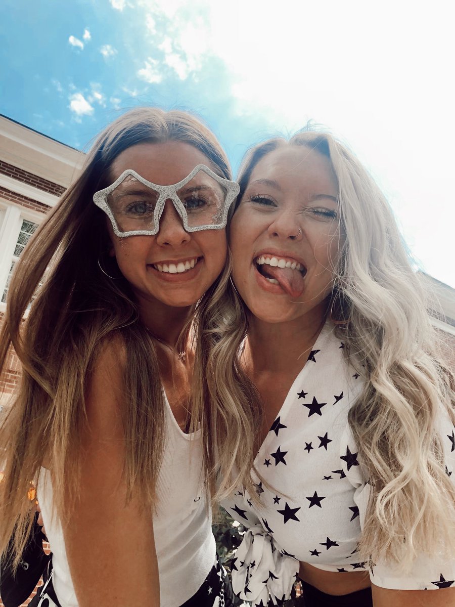Stars in our eyes thinking about spending the weekend with our sisters!!🤩