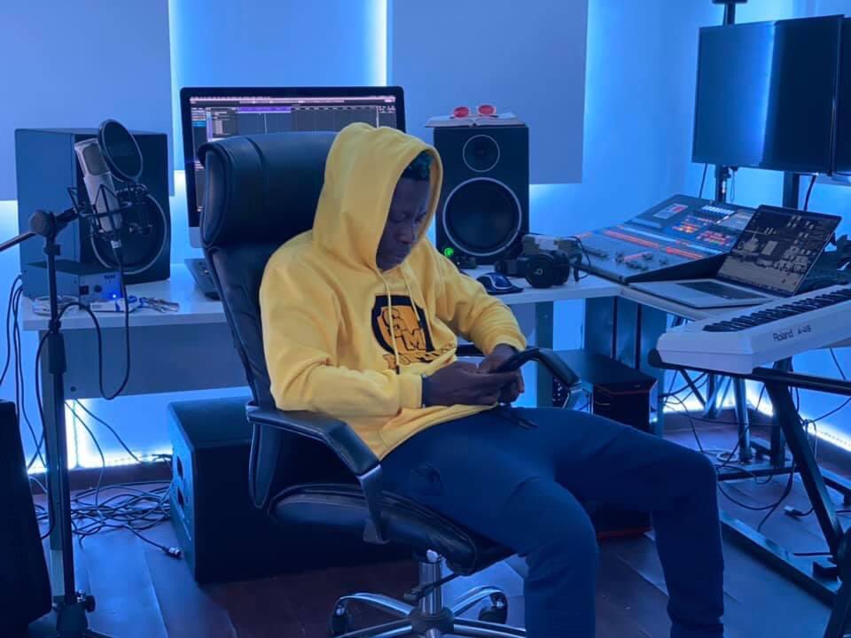 ApedwaSmFanBase's tweet photo. SHATTA WALE'S NEW STUDIO... LADIES AND GENTLEMEN GET READY FOR GOGALBUM 😊❤️
#GOGALBUM 

#WINNING_FORMULA
@shattawalegh https://t.co/lS6ALmSuGw