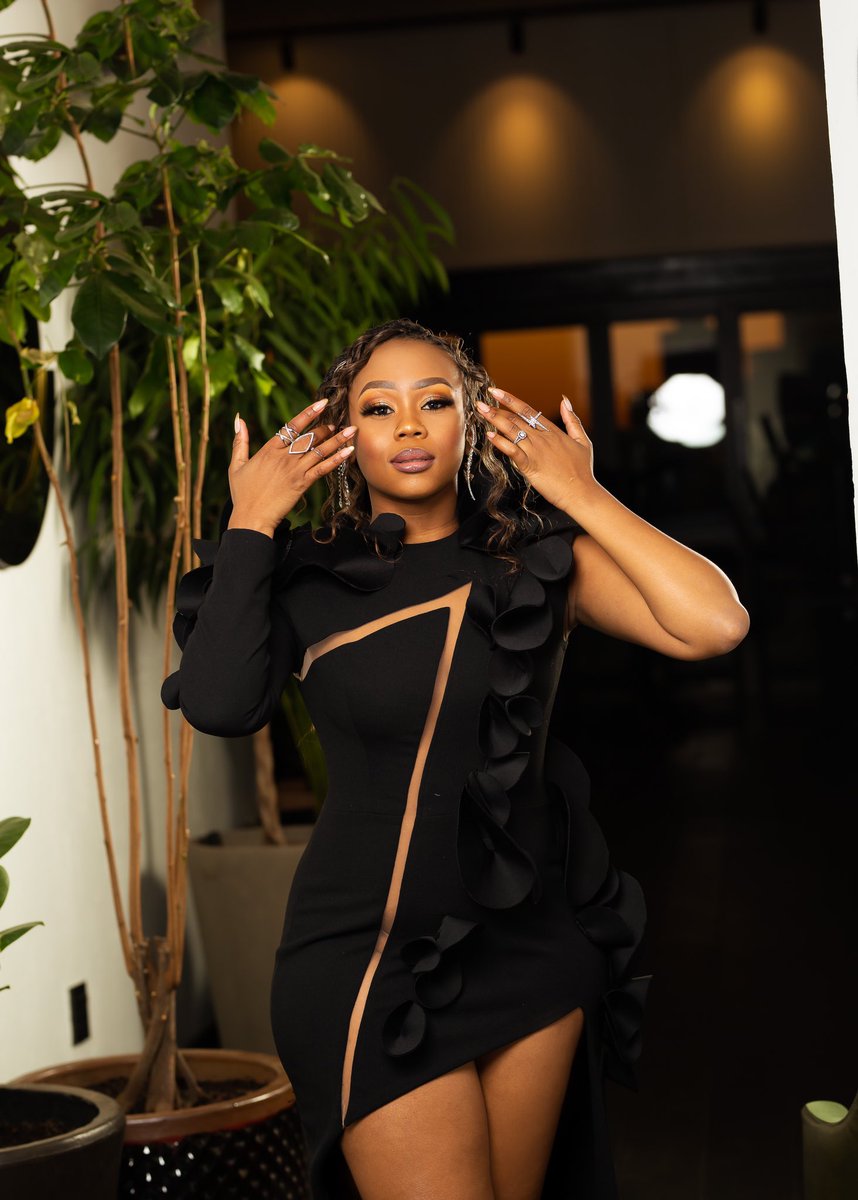 BontleModiselle's tweet image. Look 3
Styled by: @advicebykgosilesego 
Dress: Retha N - @rethanonline 
Shoes: @preview_sandton 
Make-up: @makeupbyzodwa 
Hair: @kudatot_hair 
Photography &amp;amp; edit: @ok_majozi 

#SAMA27