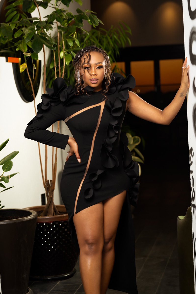 BontleModiselle's tweet image. Look 3
Styled by: @advicebykgosilesego 
Dress: Retha N - @rethanonline 
Shoes: @preview_sandton 
Make-up: @makeupbyzodwa 
Hair: @kudatot_hair 
Photography &amp;amp; edit: @ok_majozi 

#SAMA27