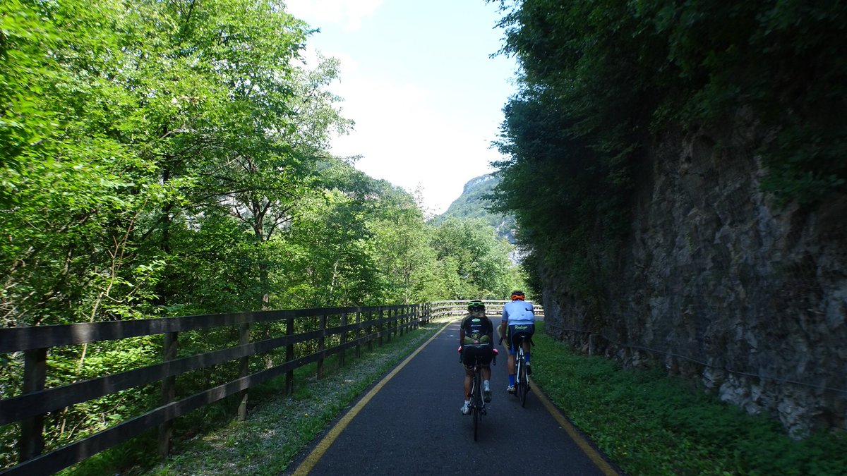 cinziainbici's tweet photo. #noipedaliamoqui tra i laghi di #Garda #Tenno e #Cavedine 😍 km messi nelle gambe e bellezza negli occhi 😀 che meraviglia la #bici ❤️ grazie @MichGPS che mappi questi luoghi e ce li fai conoscere 😉 #ciclismo #ciclisti #cycling #lovecycling https://t.co/c5aUl7pHn0