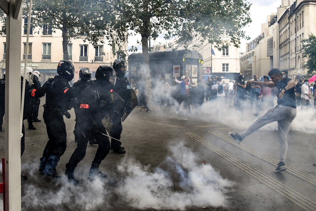 NTN24's tweet photo. M��s de 200.000 personas se manifestaron este sábado en más de un centenar de localidades francesas contra el pasaporte sanitario, en París, se produjeron enfrentamientos entre los manifestantes y las fuerzas de seguridad https://t.co/8wIEEeEq8x https://t.co/BwvvYSr63A