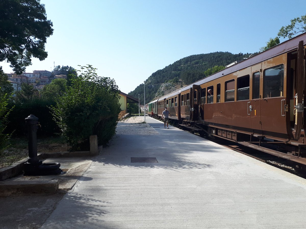 Composizione elegante per la #Transiberianaditalia.
Corbellini, centoporte e prima classe a scompartimenti per un #treno in #viaggio lungo l'Appennino   assolato.
#nonperdiAMOquestotreno!