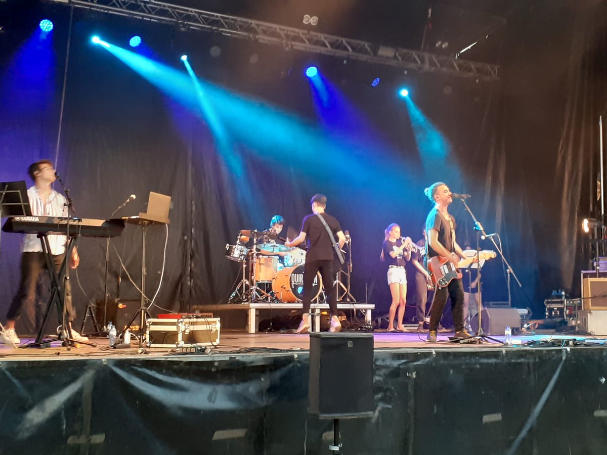 aj_santestevep's tweet photo. 🎶 @QuirofanMusic en concert al camp de futbol.
#ViscalaFestaMajor 😎😷 https://t.co/YmSSNnIVih