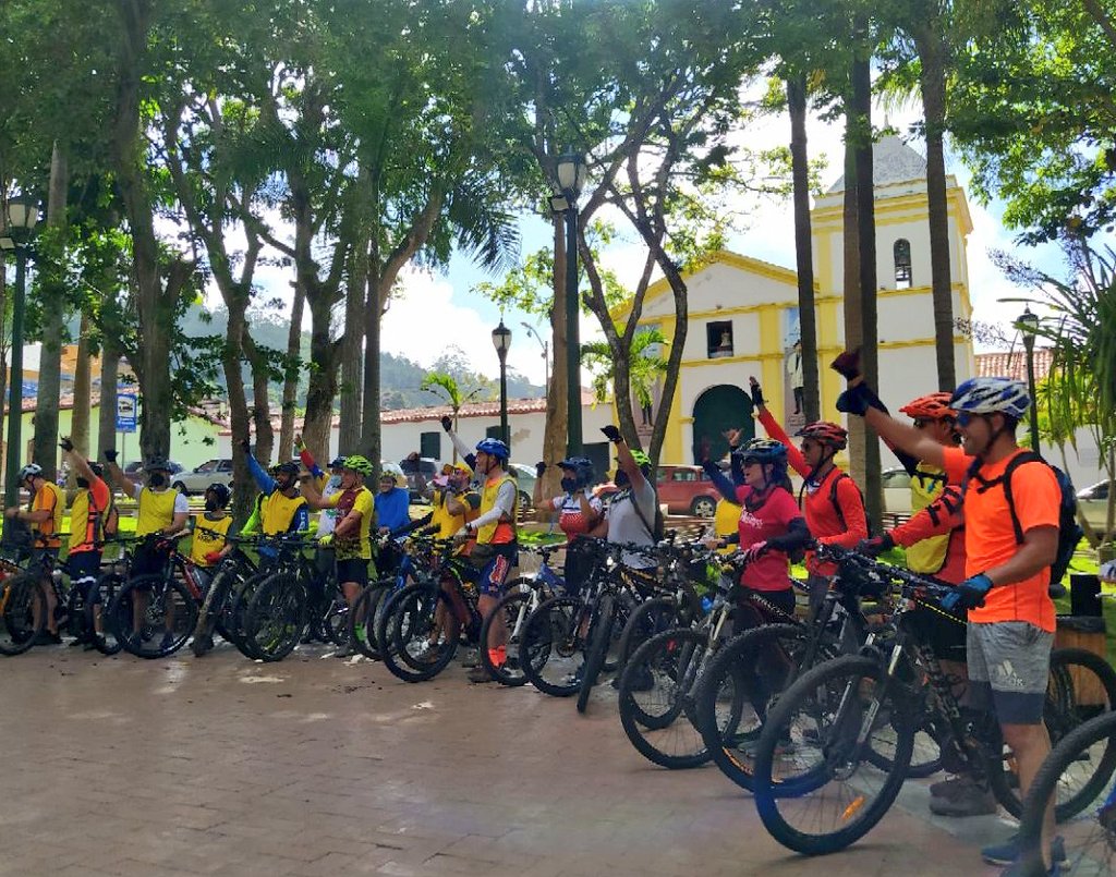 eliasayegh's tweet photo. Arrancamos una nueva iniciativa social con la alegría de haber dibujado sonrisas en los niños de nuestra comunidad de #Tusmare - Medio. #SonrisasSobreRuedas https://t.co/T49pNnUiDX