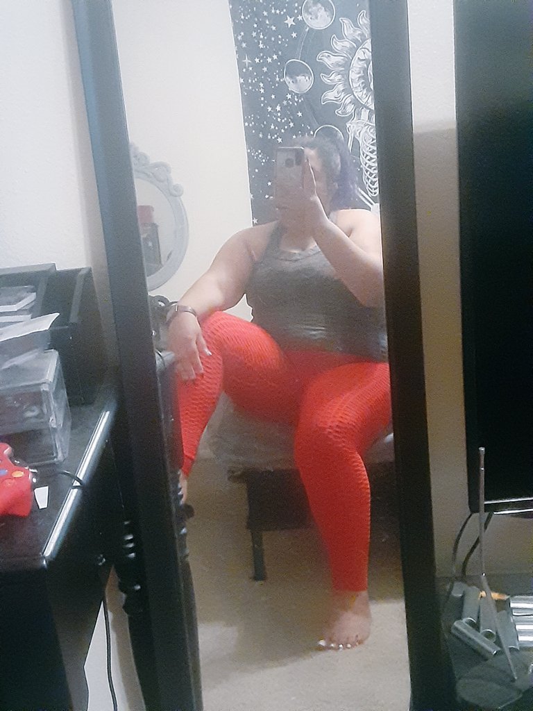 KasandyCheeks's tweet photo. I guess red is the go to color to wear at the #gym 🤷‍♀️❤
#workout #exercise #weightloss #healthy https://t.co/NAx8cigE6h