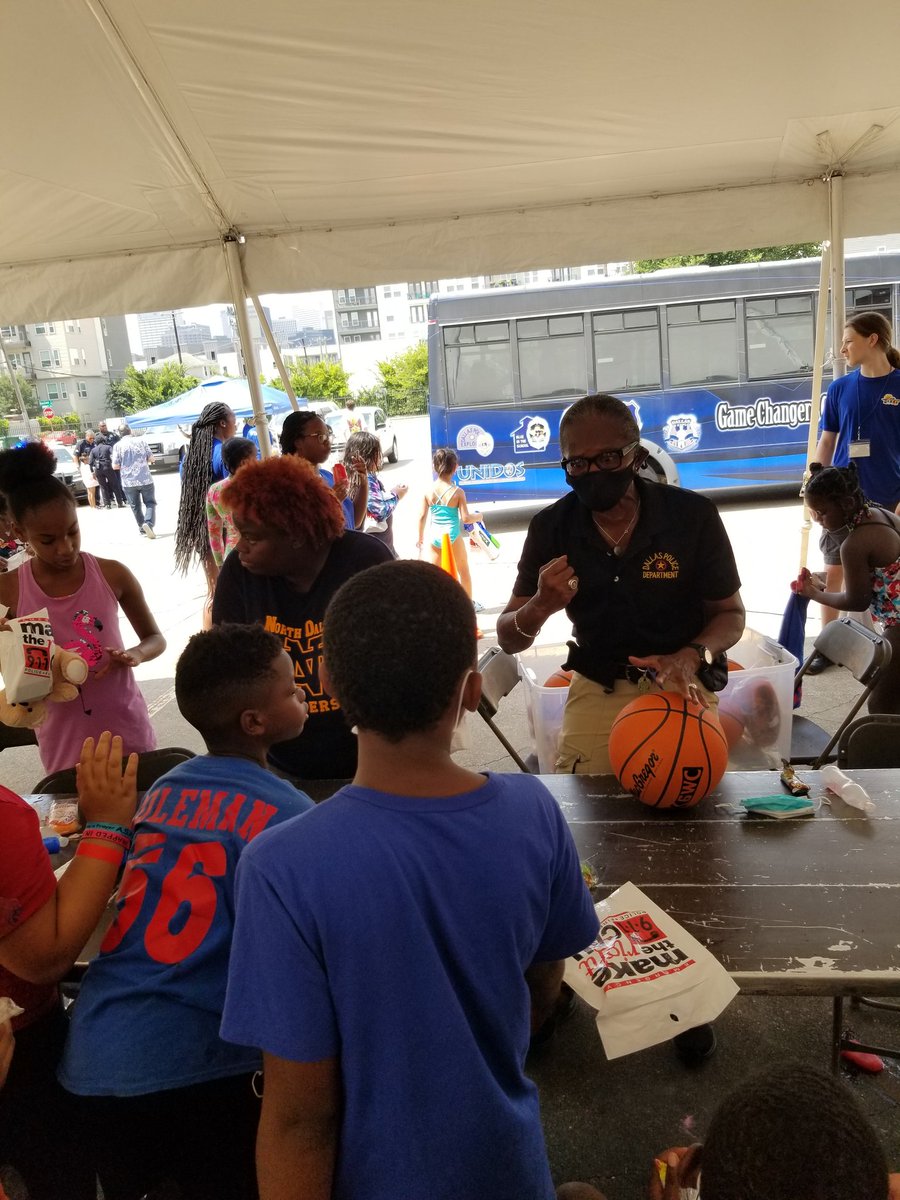 EPDPD_Outreach's tweet photo. Building positive relations with youth during OOCA Summer Safety Bus Tour @ Roseland Townhomes, 3535 Munger. Kids learn about safety and had fun. #sowingthegoodseed @DPDChiefGarcia @AShawDPD @DPDAnderson @chiefizzy @DPDSalas @DPDJubileePark @bdwilsondpd https://t.co/PlvPCx6ajF