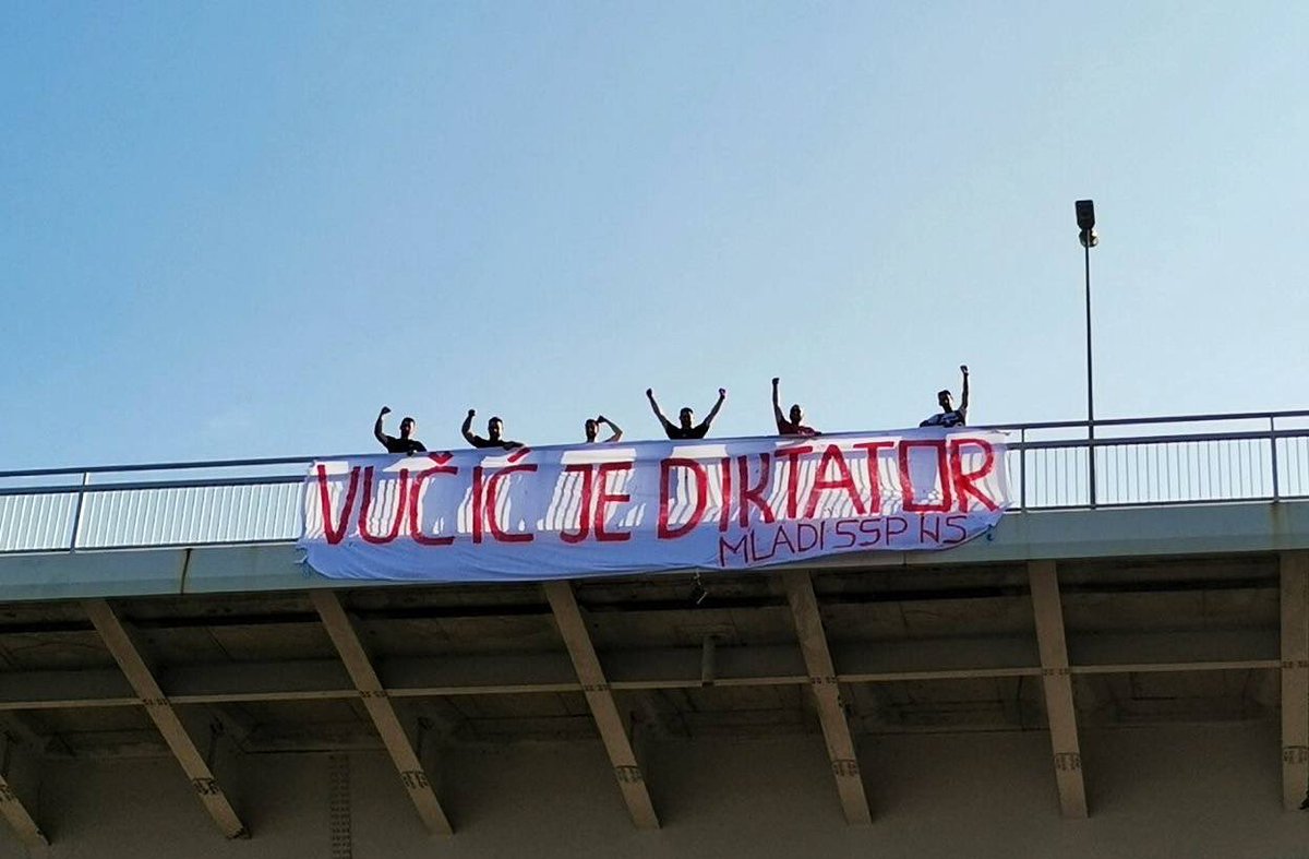 MarinikaTepic's tweet photo. Vučić je diktator!

Vijori se u Novom Sadu!
Za slobodu sa Mosta Slobode!
Da ceo svet zna!
Ovog puta su uspeli! Bez policije koja im odseca transparent, baca u Dunav, pretresa i legitimiše!

Bravo @mladi_ssp Novi Sad! https://t.co/v5fQXx9ID9