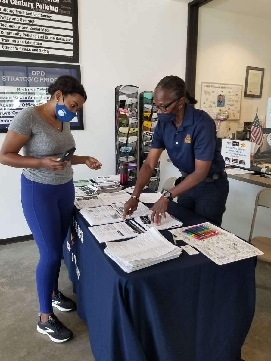 EPDPD_Outreach's tweet photo. Jubilee Park Storefront &amp; Mayor's Office host 1st Mayor's Back To School Volunteer Safety &amp; T-shirt Distribution #sowingthegoodseed @DPDChiefGarcia @AShawDPD @chiefizzy @DPDAnderson @DPDSalas @DPDJubileePark @bdwilsondpd https://t.co/r4GZEa3luj
