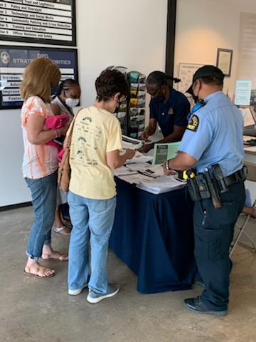 EPDPD_Outreach's tweet photo. Jubilee Park Storefront &amp; Mayor's Office host 1st Mayor's Back To School Volunteer Safety &amp; T-shirt Distribution #sowingthegoodseed @DPDChiefGarcia @AShawDPD @chiefizzy @DPDAnderson @DPDSalas @DPDJubileePark @bdwilsondpd https://t.co/r4GZEa3luj