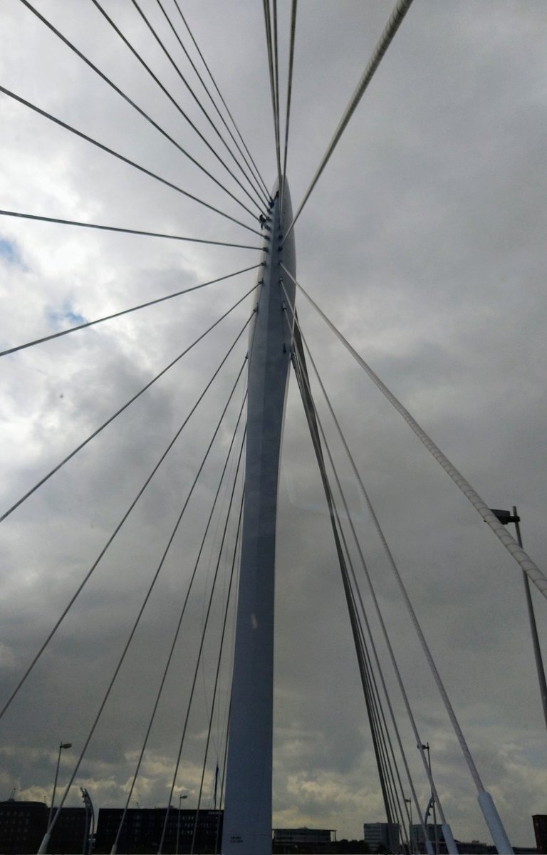 GvanWakeren's tweet photo. Vanmiddag, 31 juli, hoogwerkers in de top van de Prins Clausbrug #Utecht ๐คญ https://t.co/OCxFM1pNpt