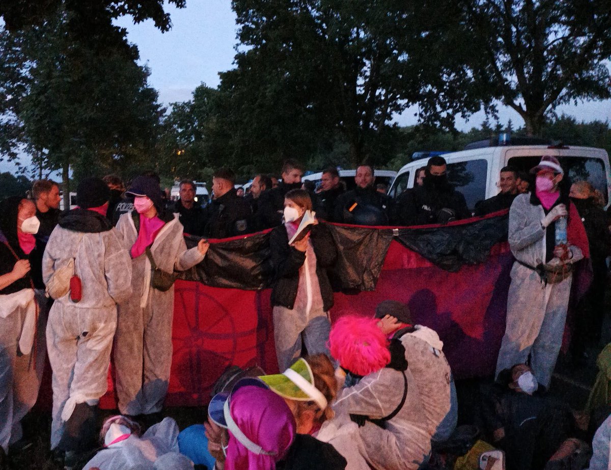 Maskenpflicht gilt auch für euch, Cops!
#fightEVERYcrisis