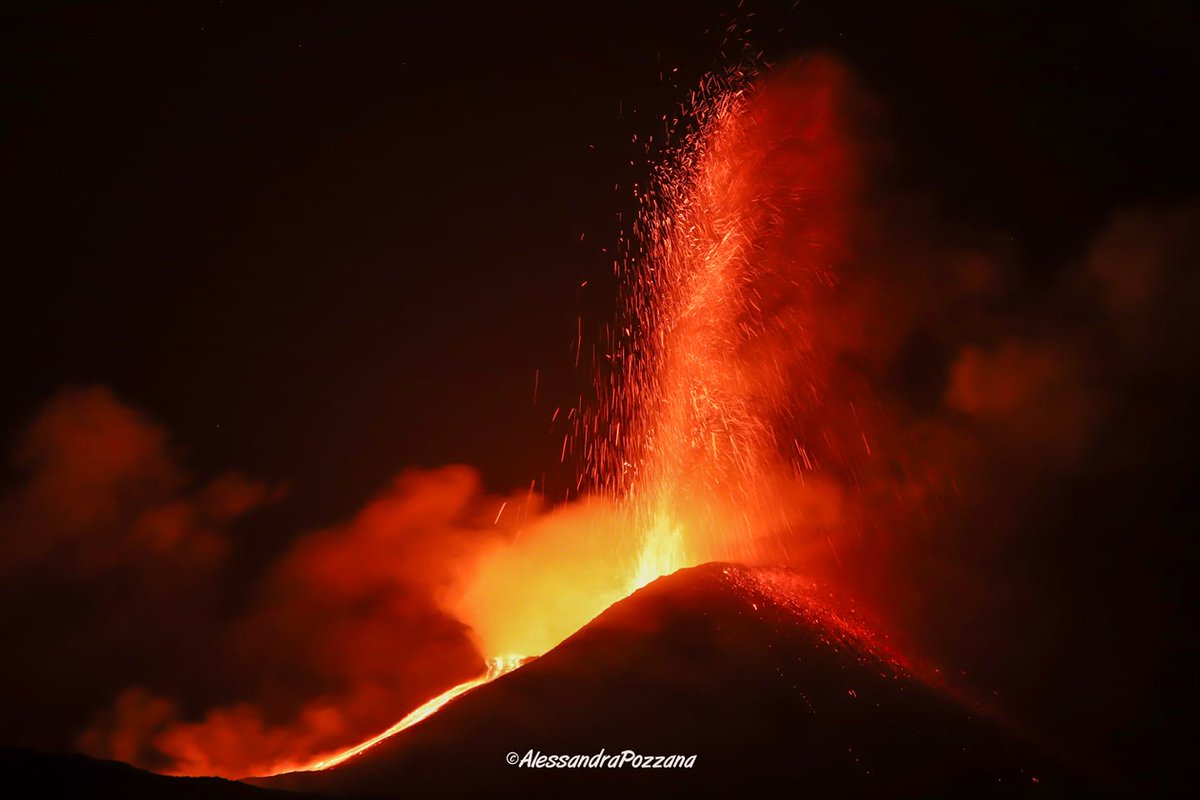 L'attività stromboliana in atto dalle 19:15 al cratere di sud-est dell'#Etna sta lentamente lasciando spazio a delle spettacolari fontane di lava alte svariate centinaia di metri. Il cratere sta inoltre alimentando una piccola colata lavica verso sud-ovest. 📸Alessandra Pozzana