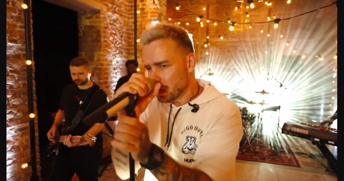 PLPBRMIDIA's tweet photo. 🔮| #HeresToTheFuture @LiamPayne cantando Strip That Down!! https://t.co/hJxgRSHM11