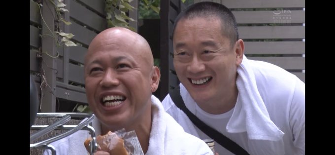 久しぶりにAV見たらこんな楽しそうなおじさんたちが&hellip;気になって全然抜けなかったでぷ https://t.co/ikbZLxEPHu