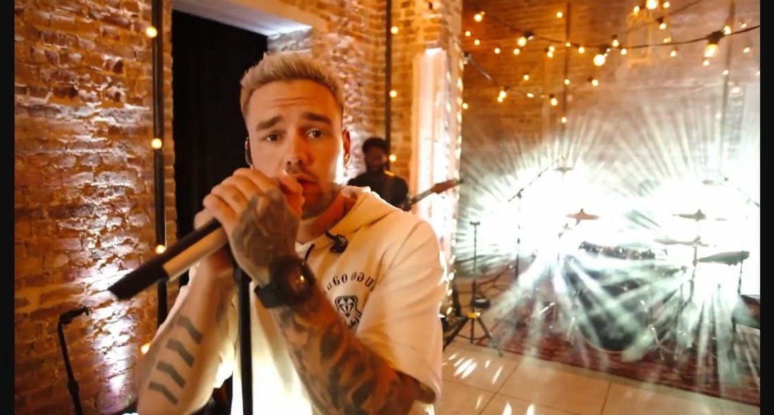 PLPBRMIDIA's tweet photo. 🔮| #HeresToTheFuture @LiamPayne cantando Strip That Down!! https://t.co/hJxgRSHM11