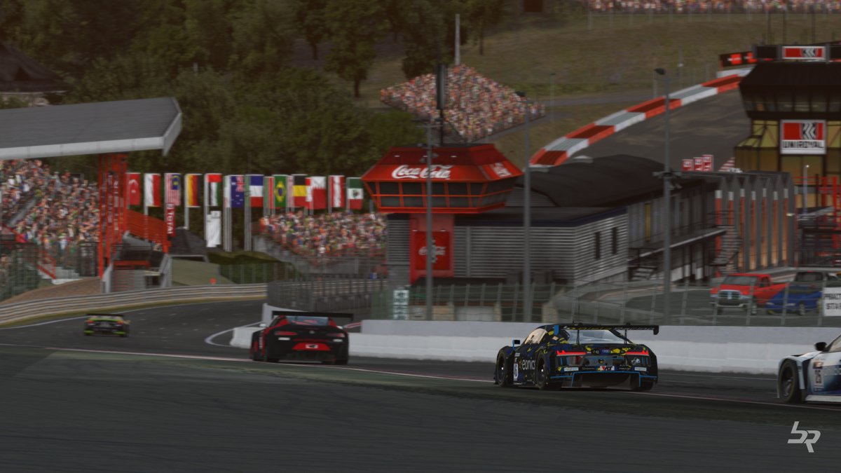 Darkness is about to fall over the track. Everything going according to plan now. #46 has found a nice fellow to race through the evening hours <a href="/WilliamsEsports/">Williams Sim Racing</a> 🤙 #45 closed up to the Top10 positions but had a little spin @ the bus stop🔄<a href="/EURONICS/">Der Elektroladen</a> 

🟡P17 | #45
🔵P08 | #46