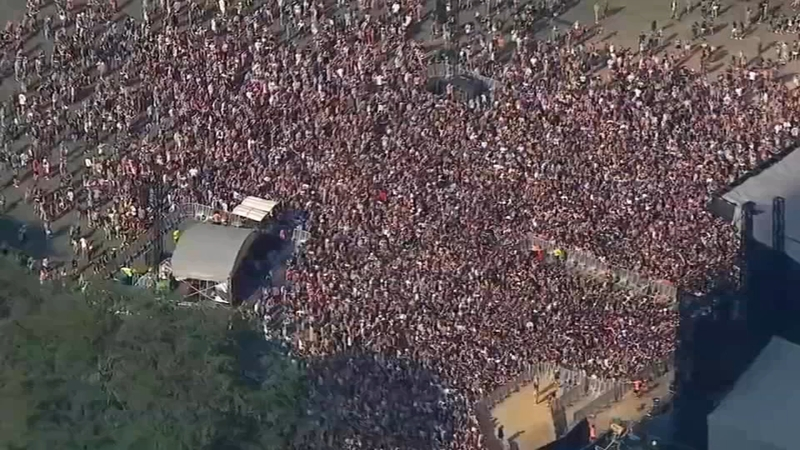 LeonidasPlatan1's tweet photo. We may be witnessing medical history in Chicago. Lollapalooza21 may be remembered as the day that caused a massive delta/COVID outbreak. Comparable to the Philadelphia Liberty Loans Parade during the flu pandemic in 1918 that caused a massive outbreak with terrible consequences. https://t.co/MIhQEhys6c