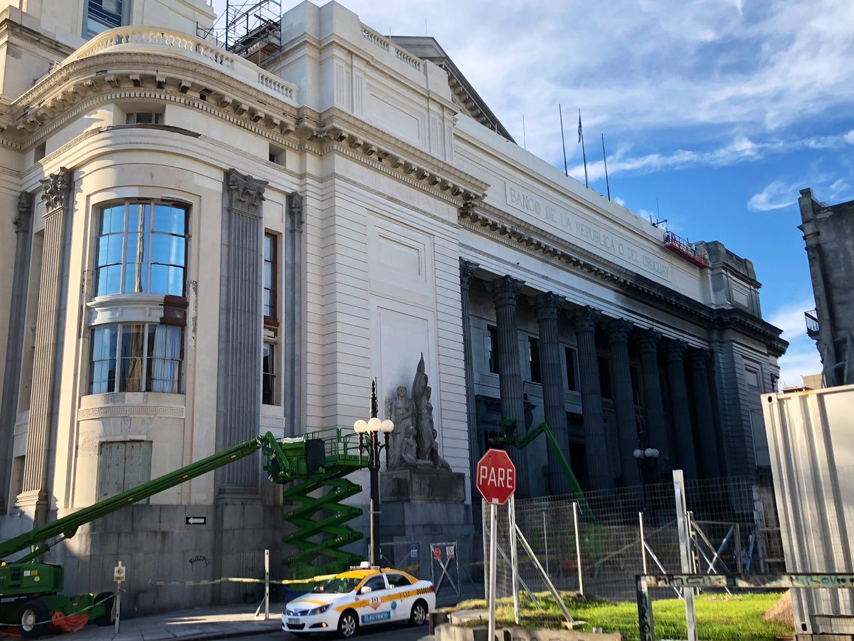 salocinuy's tweet photo. La limpieza con hidro que le están haciendo al edificio del @BROU_uy 🙌🏼🙌🏼🙌🏼🙌🏼 por favor, ME ENCANTA!!! Uds saben que hace tiempo vengo diciendo que cuiden más esa joyita 🙌🏼🙌🏼🙌🏼🙌🏼 https://t.co/gnopjwBPOq