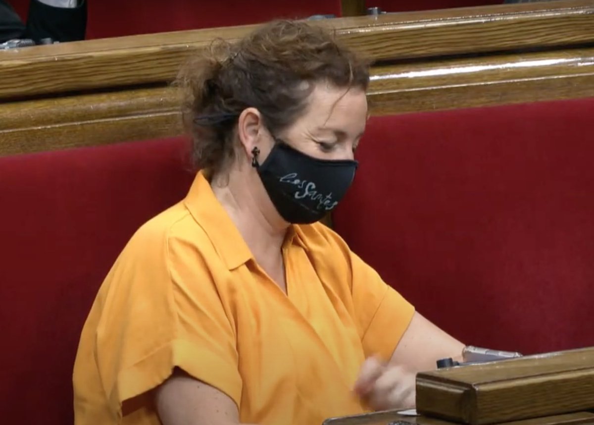 TextilRosdan's tweet photo. La mascareta oficial de Les Santes 2021 arriba al @parlamentcat 
@LauraBorras i @aliciarll 😍😍
#mascareta #mask #lessantes2021 #jovaigdesantes #Mataró https://t.co/7Wmb2FwYfg