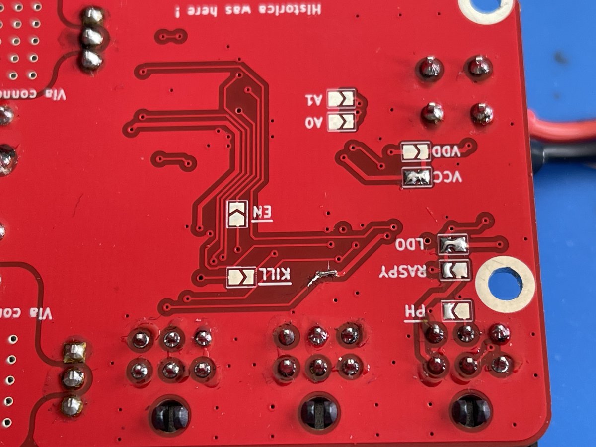 alf_arobase's tweet image. Aujourd’hui mise en route &amp;amp; test d’un carte de gestion/commutation de la puissance pour les robots de la @CoupeRobotique faite avec @evolutek42 Il y a pas mal de petites corrections (on a eu droit à de la #MagicSmoke sur un INA219) assez pour a terme faire une v2 du PCB. #CDR2022