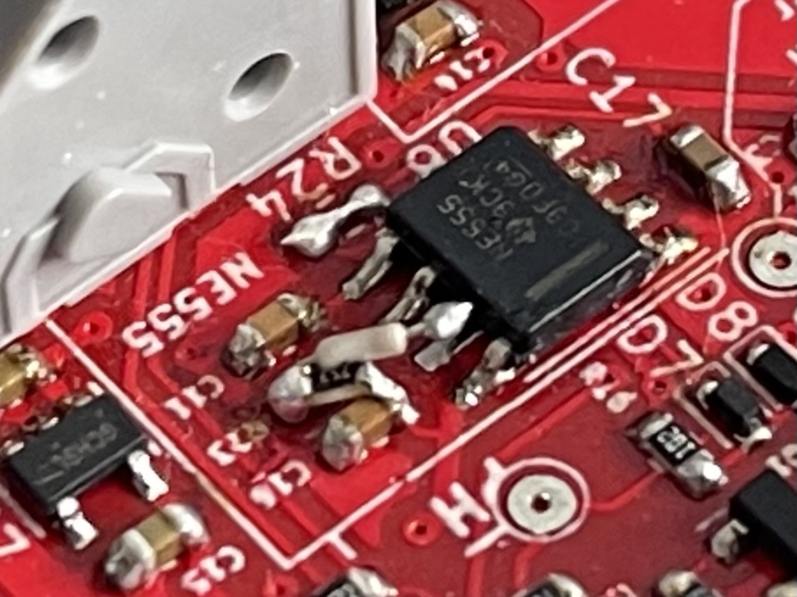 alf_arobase's tweet image. Aujourd’hui mise en route &amp;amp; test d’un carte de gestion/commutation de la puissance pour les robots de la @CoupeRobotique faite avec @evolutek42 Il y a pas mal de petites corrections (on a eu droit à de la #MagicSmoke sur un INA219) assez pour a terme faire une v2 du PCB. #CDR2022