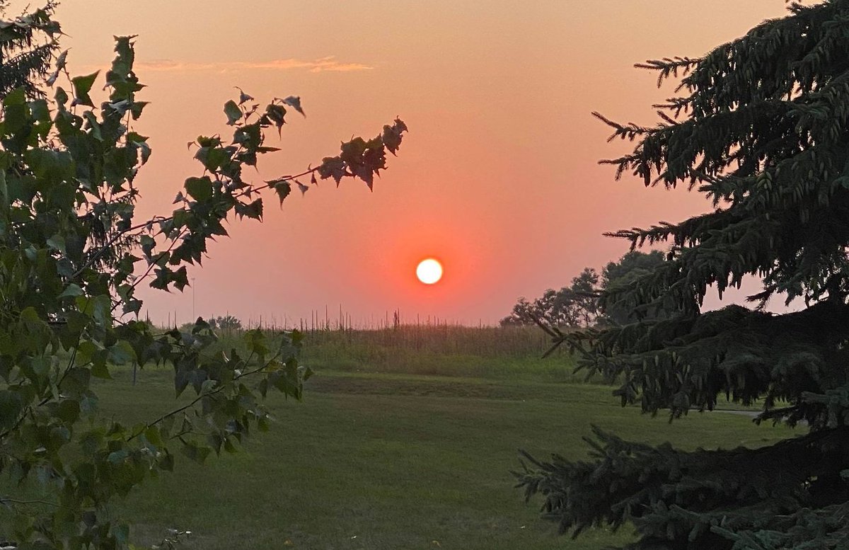 RT @mark_tarello: WOW! Sunset seen tonight from Fairmont, Minnesota. Photo courtesy of Rich Johnson. #Sunset #MNwx https://t.co/8OE9P3ERUS