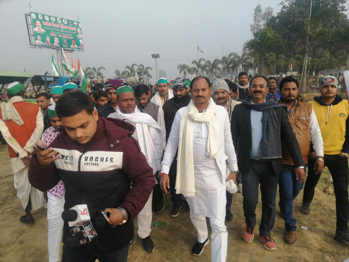 #ये #कार्य #कर्म तो उनके #सेनापति का है जब #टिकैत #आएंगे तब कौन #झेलेगा 
मैं कुछ उन बहुरूपियों से पूछना चाहता जो शेर की खाल ओढ़   शियार लोगो से जानना चाहता हु  गाज़ियाबाद किस प्रदेश में है और 23 ।1। 2021  जनवरी को गोसाई गंज लखनऊ में  जो किसान आंदोलन में पचासो हजार किसान जुड़े थे