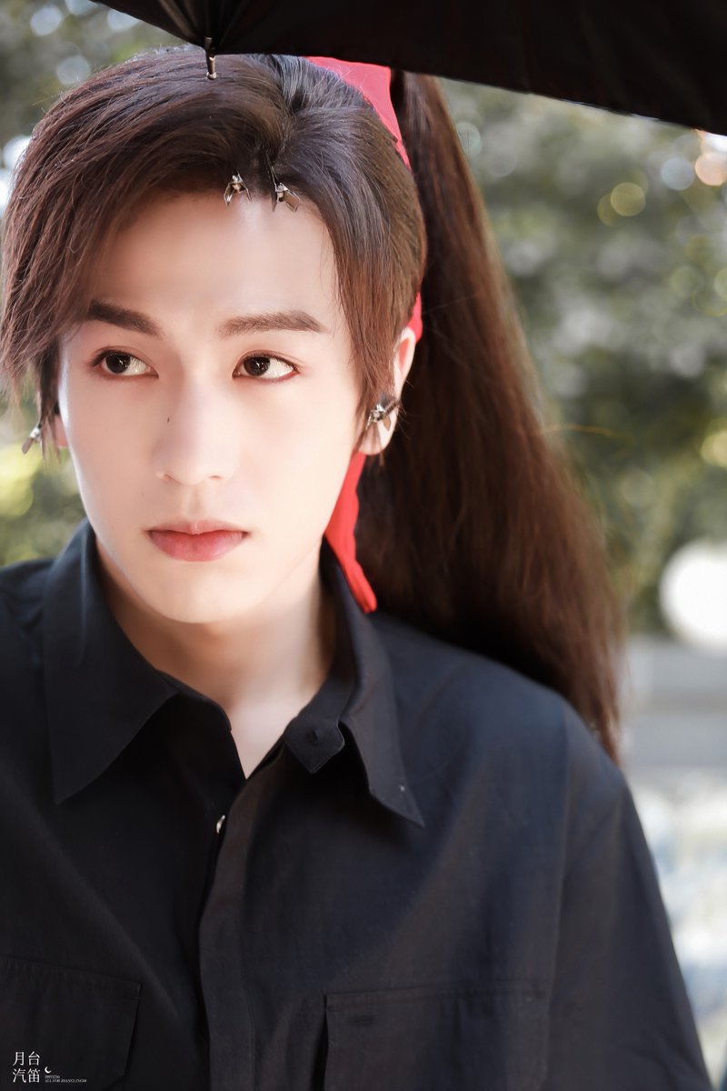 1230WeldingWire's tweet photo. 📸210801 #张凌赫 #ZhangLingHe #จางหลิงเฮ่อ #TGCFLiveAction go to work by 月台汽笛·张凌赫 (2/2) https://t.co/lYrXd20HYm