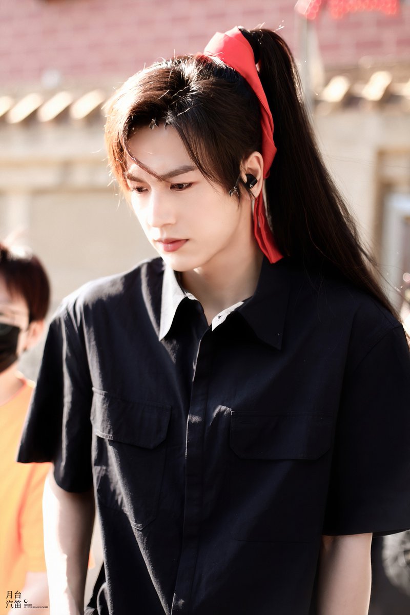 1230WeldingWire's tweet photo. 📸210801 #张凌赫 #ZhangLingHe #จางหลิงเฮ่อ #TGCFLiveAction go to work by 月台汽笛·张凌赫 (2/2) https://t.co/lYrXd20HYm