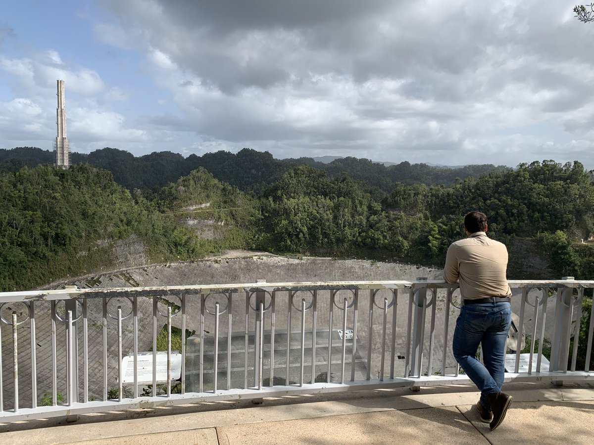 Miles de memorias atadas a una vista que ya no es la misma. Mi primera y más importante fuente de inspiración ya no se verá igual. Fue bien difícil contener las emociones al visitar por primera vez al Radiotelescopio de Arecibo luego de su colapso. <a href="/NAICobservatory/">Arecibo Observatory</a>